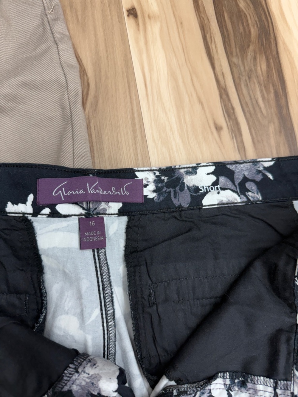 Gloria Vanderbilt Black Floral and Beige Bermuda Shorts Lot T21 - Picture 5 of 8